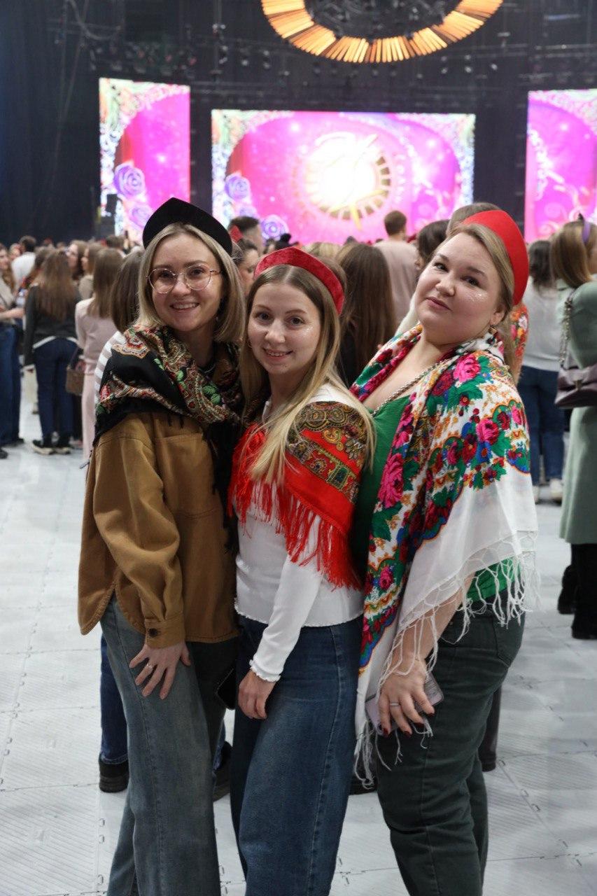 Фото Фанаты массово пришли в кокошниках на концерт Надежды Кадышевой в «Сибирь-Арена»: 10 кадров красавиц 7